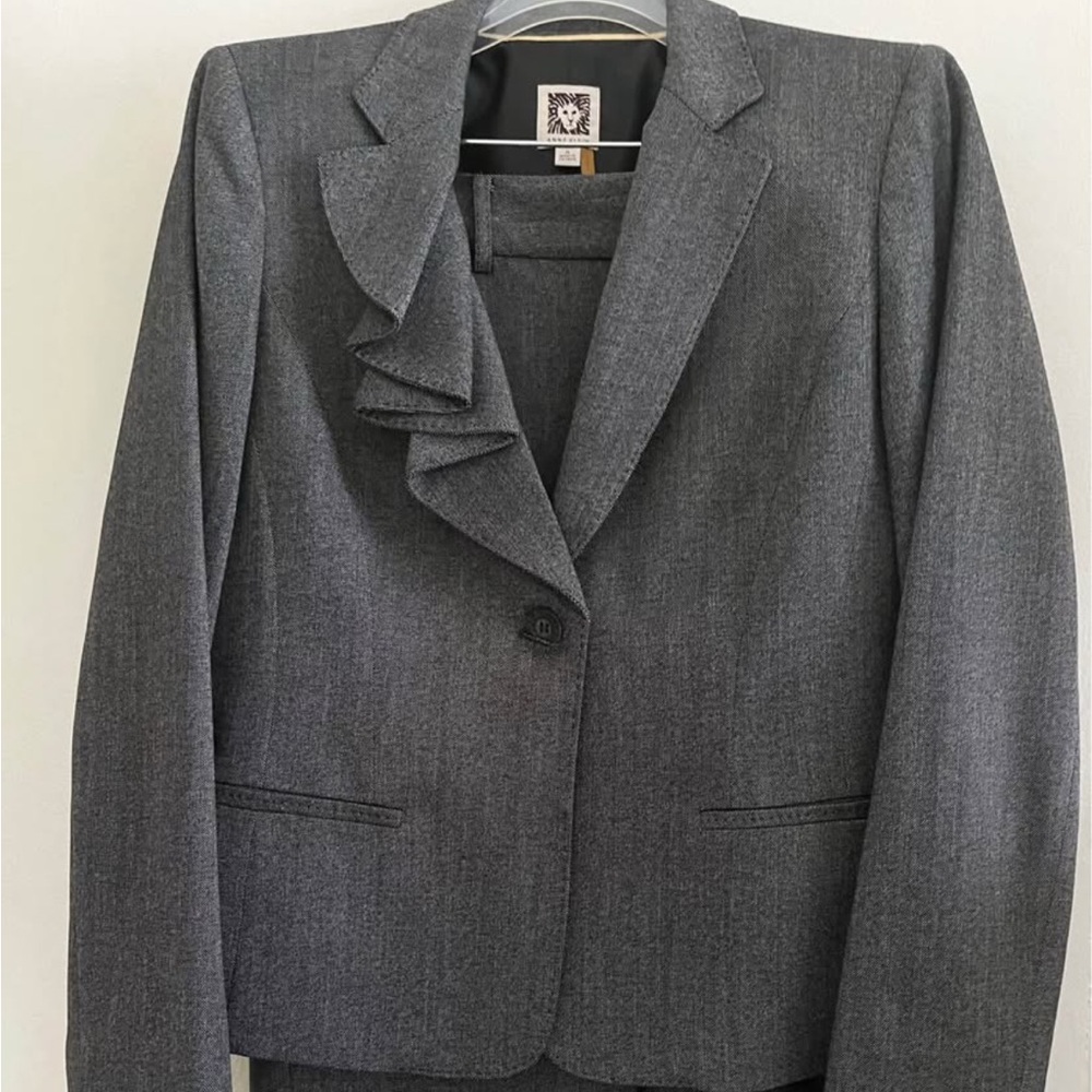 Anne Klein Gray  Professional 2pc Pant Suit with Ruffle Collar Size 10